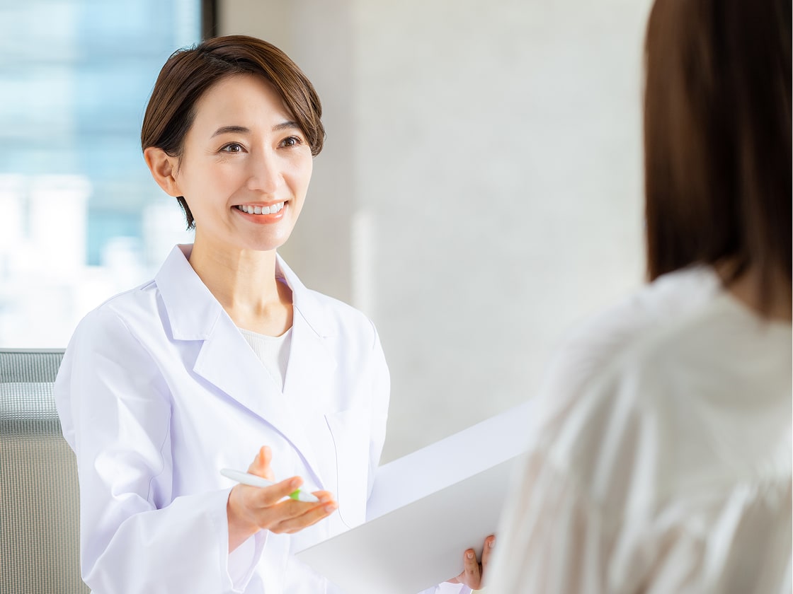 患者に寄り添って説明するスタッフの様子