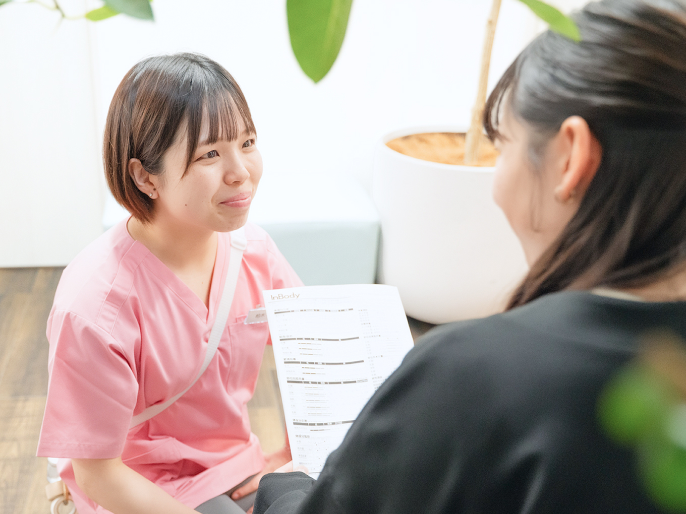 スタッフが患者さんへ対応する様子
